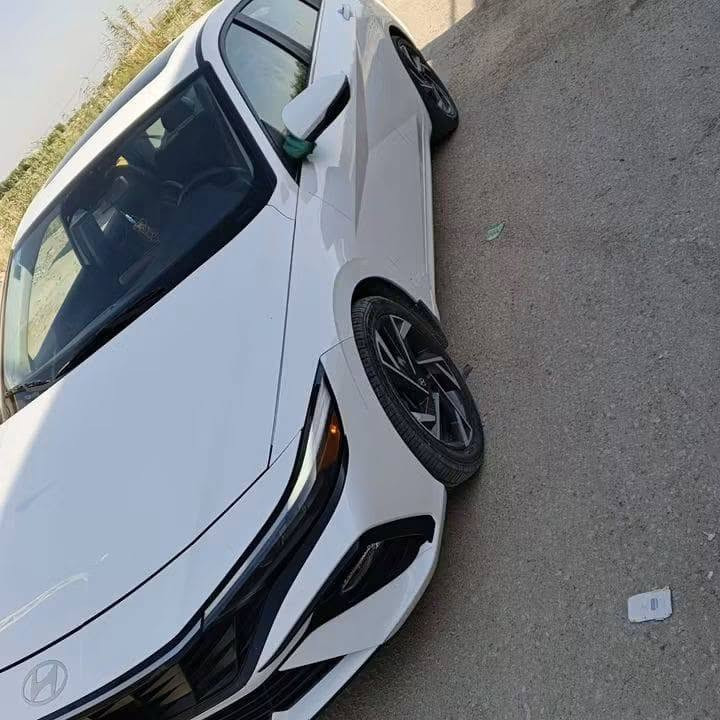 اللهم اجعل لشاريها الخير ولرائيها البركة ومن لايقدر على شرائها رزق ليشتر افضل منها🤍

السلام عليكم 
إلنترا هايبرد 2024

فول مواصفات 

- موديل: 2024
- نظام الدفع: أمامي (FWD)
- اقتصادية عالية جدًا في استهلاك الوقود
- مثبت سرعة
- مثبت سرعة ذكي 
- نظام المحافظة على المسار
- نظام متابعة المسار 
- نظام الكبح التلقائي والتحذير من التصادم الأمامي
- 3 انضمه قيادة Sport Smart Eco 
- كاميرا خلفية
- حساسات أمامية وخلفية
- تشغيل بصمة 
- تشغيل عن بُعد
- شاشة معلومات وترفيه
- دعم Apple CarPlay وAndroid Auto
- مكيف أوتوماتيك
- جنوط ألمنيوم
- إنارة LED
- وسائد هوائية متعددة
- نظام الثبات الإلكتروني (ESC)
- مانع انغلاق المكابح (ABS)
-مقاعد تدفئه

-بعد بيها هواي مواصفات مامذكورات 
السعر اتصل او راسل خاص مفتوح 

الستفسار ***********
