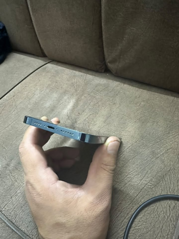 السلام عليكم 
ايفون 12 pro max للبيع 
ذاكره 128
بطاريه 73 ممبدله ميصرف شحن 
الجهاز على ايدي بس مبدل شاشه والشاشه نوعيه كلش زينه لا تلعك ولا تصفن اصليه 
وكعت صار بيها هذا الفطر موجود بلصور
كلشي ممبدل بي بس الشاشه وكلشي شغال والجهاز حيل نضيف 

السعر 300 الف بي مجال بسيط 
مكاني بغداد العامريه 
رقم / ***********
