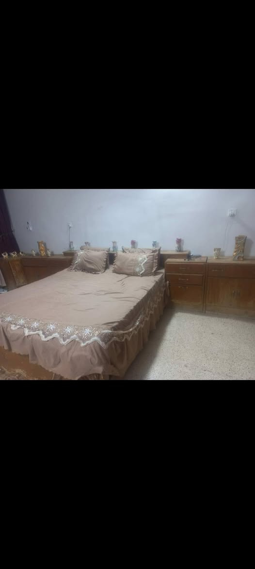 تخوته عدد اثنين طخم جدد السعر 100- ديوان عراقي مع الغطيات السعر 60- ملحقات غرفه السعر 50- الشراي يتصل ***********-‏‪***********‬‏ وادي حجر
