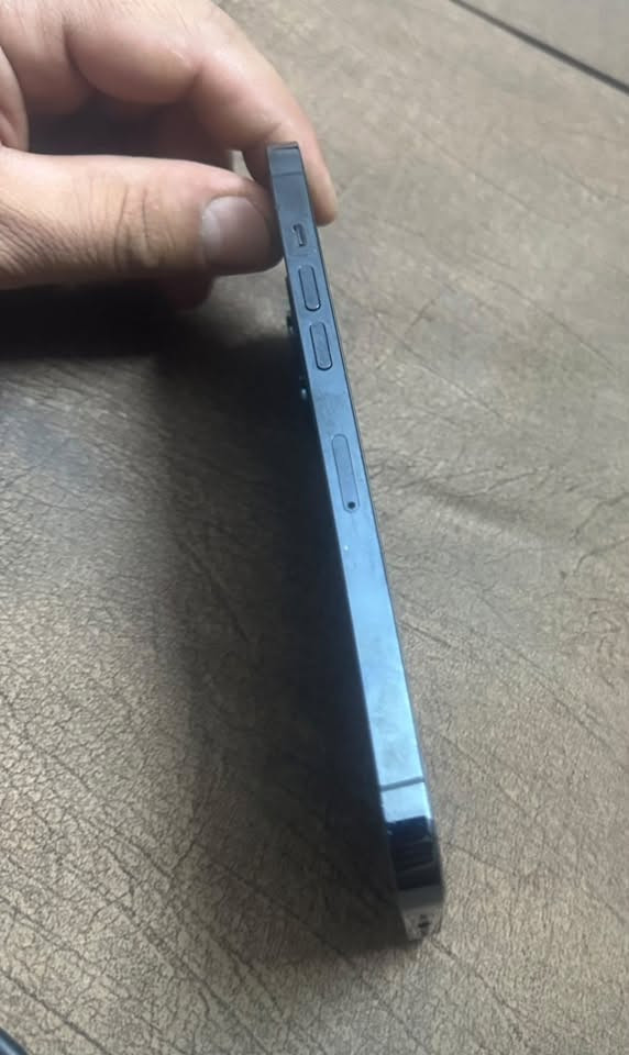 السلام عليكم 
ايفون 12 pro max للبيع 
ذاكره 128
بطاريه 73 ممبدله ميصرف شحن 
الجهاز على ايدي بس مبدل شاشه والشاشه نوعيه كلش زينه لا تلعك ولا تصفن اصليه 
وكعت صار بيها هذا الفطر موجود بلصور
كلشي ممبدل بي بس الشاشه وكلشي شغال والجهاز حيل نضيف 

السعر 300 الف بي مجال بسيط 
مكاني بغداد العامريه 
رقم / ***********
