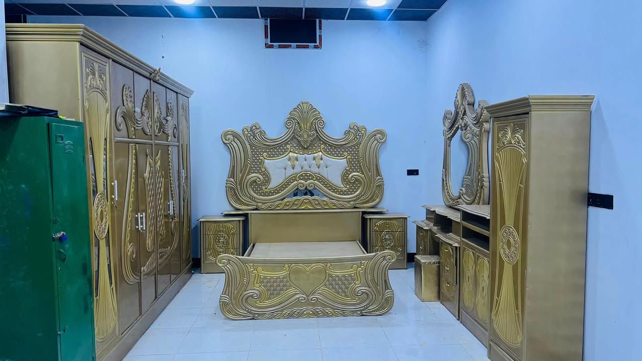 يوجد غرفة نوم توج خشب عراقي ثقيل لون نازك صبغ حراري متكونة من 5قطع هيا ودوشكها السعر 900العنوان الرمانة الاستفسار علرقم ***********
