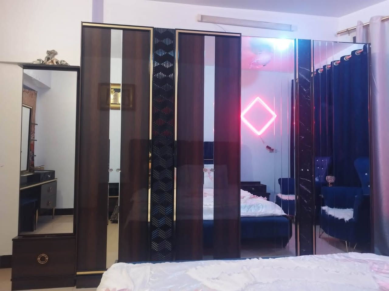 غرفه تركيه نضافته 100/100مابيه اي ضرر مودرن خشب درجه اولى هيه وتخم مالته  مكانه بغداد   استفسار على رقم التليفون ***********
