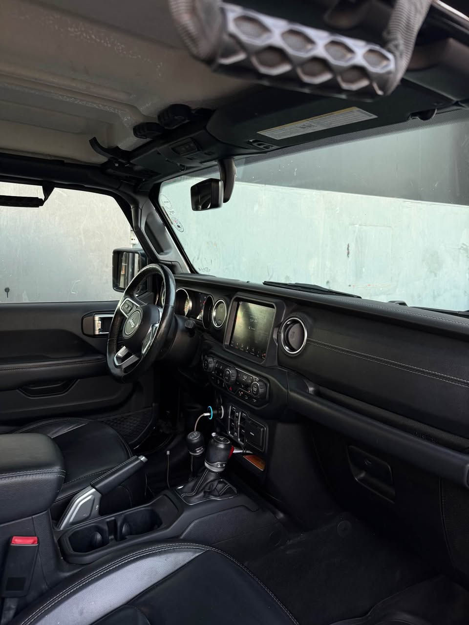 Jeep wrangler 2019
مواسەفات سەحارە فوول فوول
کلین تایتل
(کوشین جلد، سوکان هیتەر،کوشین هیتەر، بەسمە، دەرگاکانی بەسمەیە، حەساسی دواوە، سەقف فایبەر کلاس، شاشە گەورە، زۆر مواسەفاتی تر…)
بێ بۆیاخ و بێ تەعدیل
٥٠ هەزار رۆیشتووە
سعری ٢٤٧ وەرەقە و مەجالێکی کەم
لە هەولێرم
***********
کۆرەک&واتس ئەپ Singapore
