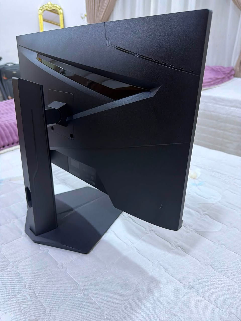 شاشه msi G244F E2 نظيفه جدا استعمالها قليل و الشاشه 2 كي 180 هيرتز يعني جداً قويه للألعاب عدا عندك الخدش البسيط بالزاويه ما مبين كما موضح بالصوره+ الكارتون مالتها ما موجود يعني شاشه فقط بدون كاروتن والسعر 200 ومكاني بالبصره للأستفسار على الرقم(***********)
