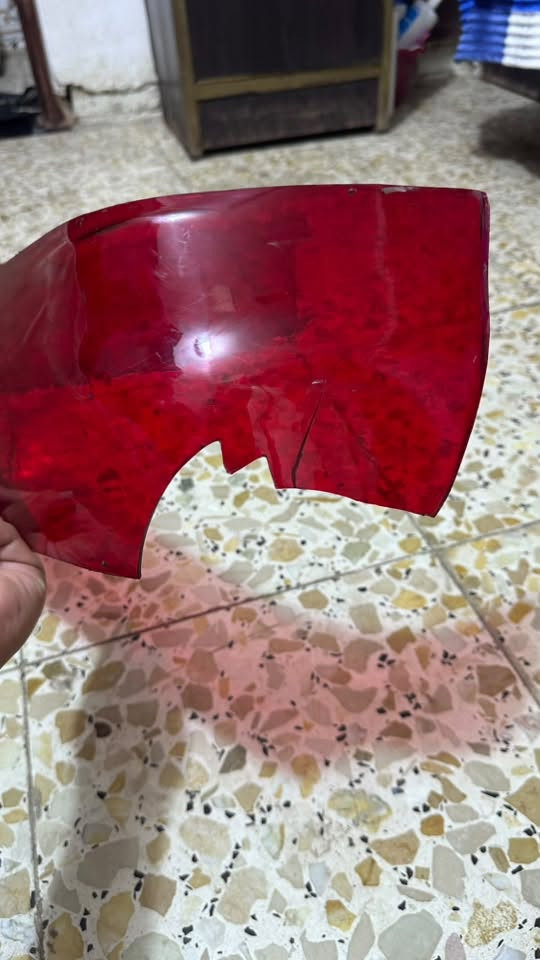 غطاء بك لايت • كسر واضح يمين • اليسرة سليمة