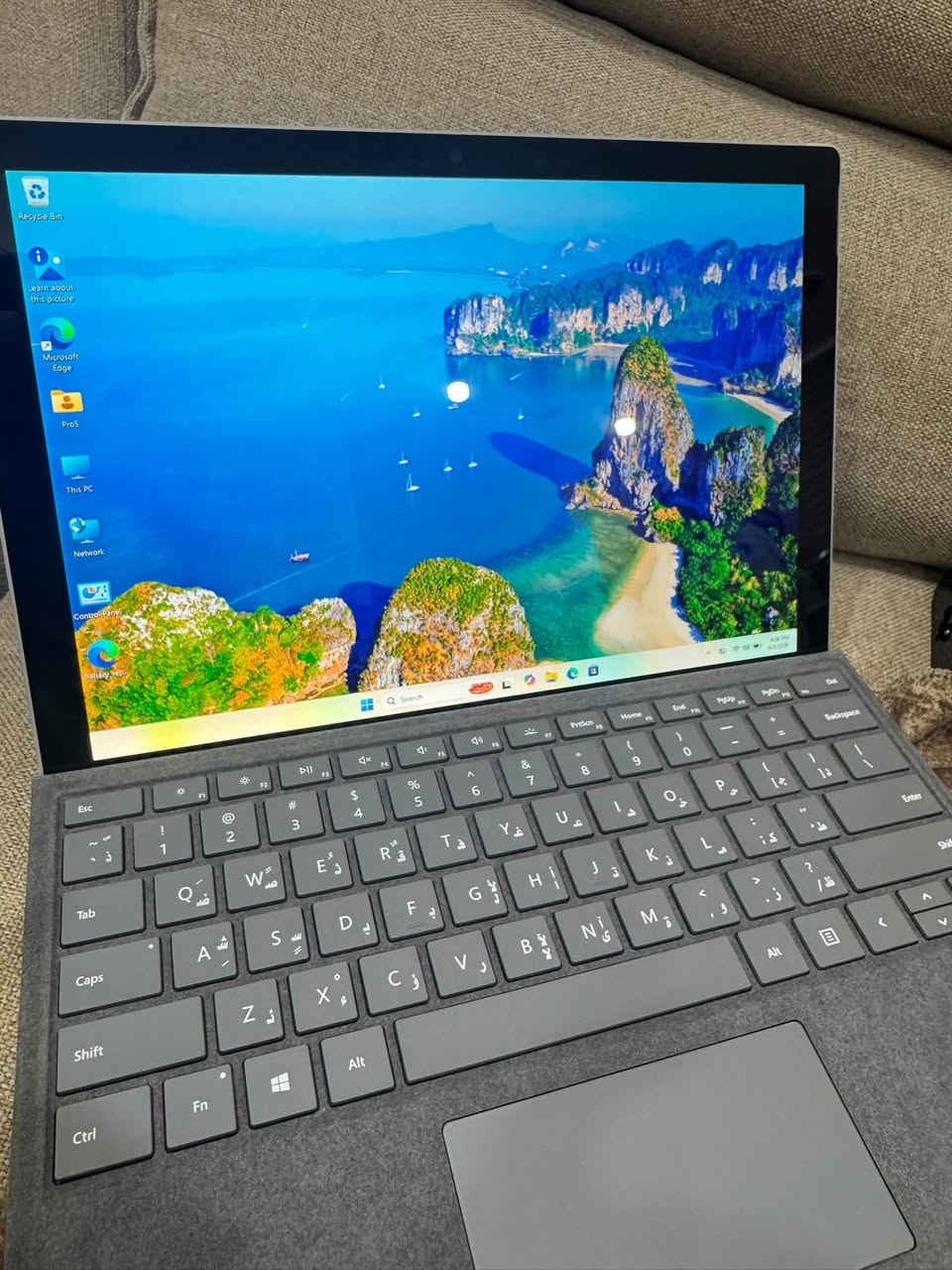 Surface Pro ٥ • i7-7660U • بطارية ٦ شحنات