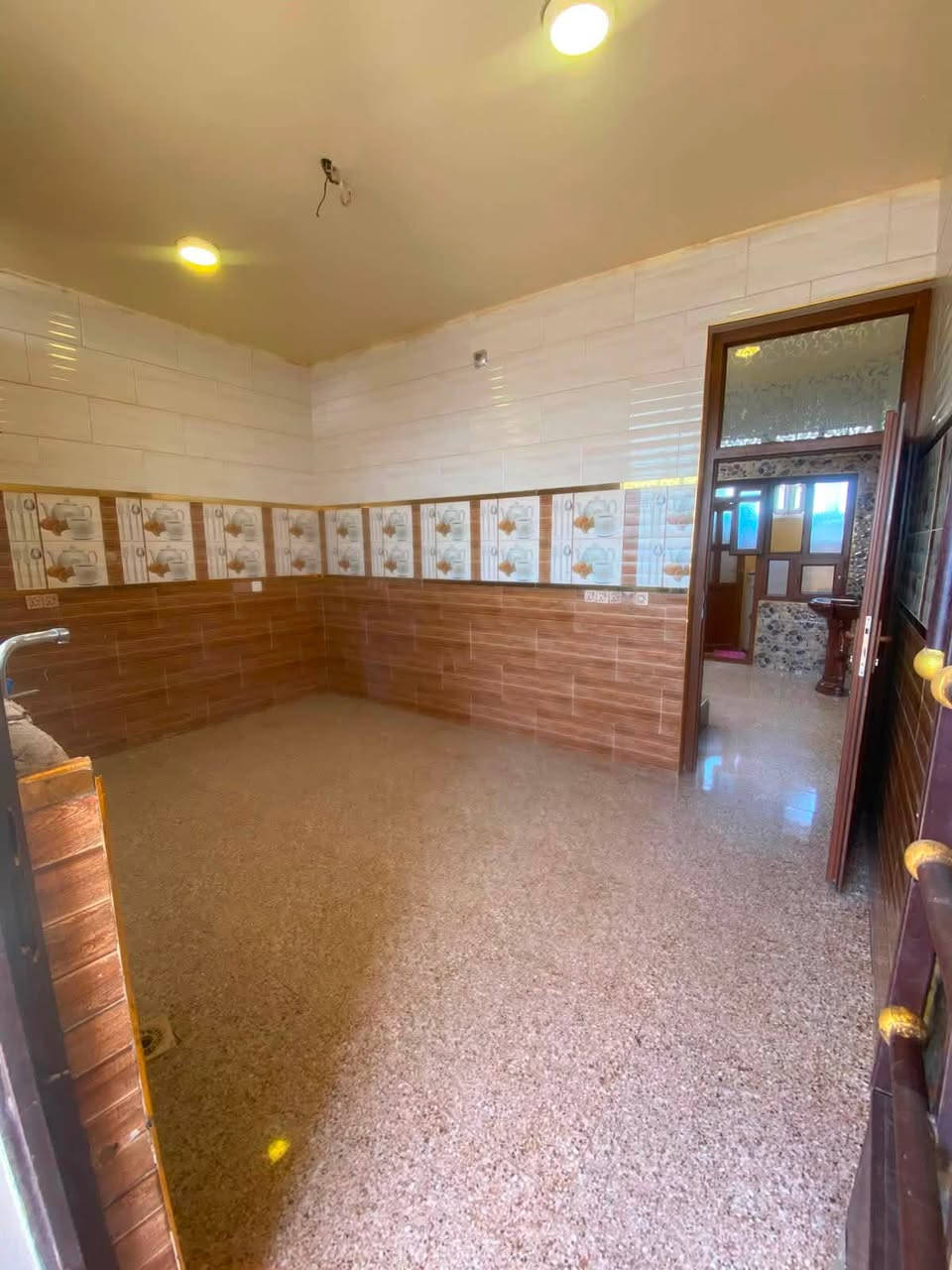 🏡✨ فرصة مميزة للإيجار – لا تُفوّت ✨🏡
🔥 مشتمل طابق ثاني وطابق ارضي  حديث البناء (2023)

📍 الموقع: بعقوبة – خلف جامع إبراهيم عزت – دور المعسكر – خلف جملونات الجملة، في منطقة هادئة وقريبة من جميع الخدمات.

📐 المساحة:

150 متر²

🏠 يتكون من:

🛏️ غرفتي نوم واسعتين
🛋️ صالة استقبال مريحة
🍽️ مطبخ عملي
🚿 صحيات
🌤️ منور
🏠 بيتونة
☀️ سطح مستقل

✅ المميزات:

✨ بناء حديث (2023)
💧 الإيجار يشمل الماء والكهرباء
⚡ متوفر كيبل مولدة
🚰 موتور ماء
🚗 موقع ممتاز وسهل الوصول
👨‍👩‍👧‍👦 مناسب للعوائل الباحثة عن الراحة والهدوء

💰 الإيجار:

300 ألف دينار فقط
شامل الماء والكهرباء.

📞 للاستفسار والحجز:
***********
📲 متوفر واتساب

🚨 سارع بالحجز… فالعقارات المميزة في هذه المنطقة لا تبقى متاحة لفترة طويلة!
