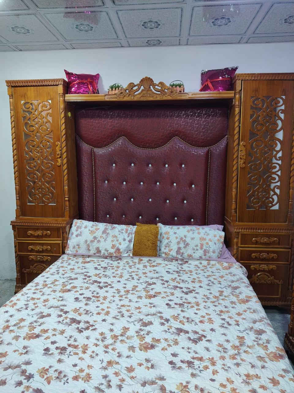 السلام عليكم توجد غرفه خشاب صاج للبيع العسر 1200وبيها مجال مكلف بل نشر رقم صاحب الغرفه ***********      وهاذه رقمي ***********
