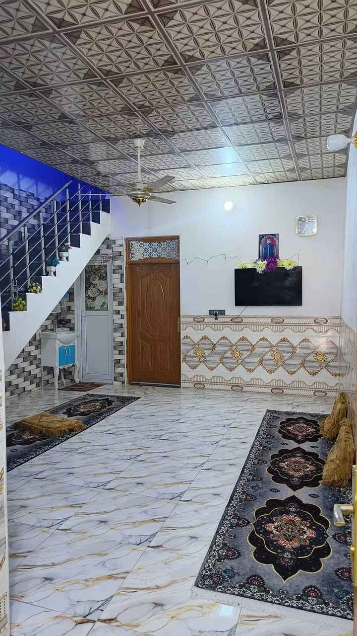 دار 110 م تجعيب طابوك عالي عن شارع بناء بلوك عكاده يحتوي على غرفه وصاله ومطبخ واستقبال صحيات داخليه وخارجيه شارع تبليط ١٠ متر منطقه كلش مرتبه عنوان سايدين المطار شارع علكم نهايت شارع حاتم الخير سعر 37وبي مجال للاستفسار زورو مكتب الغريري ركن شارع حاتم الخير الرقم ***********

