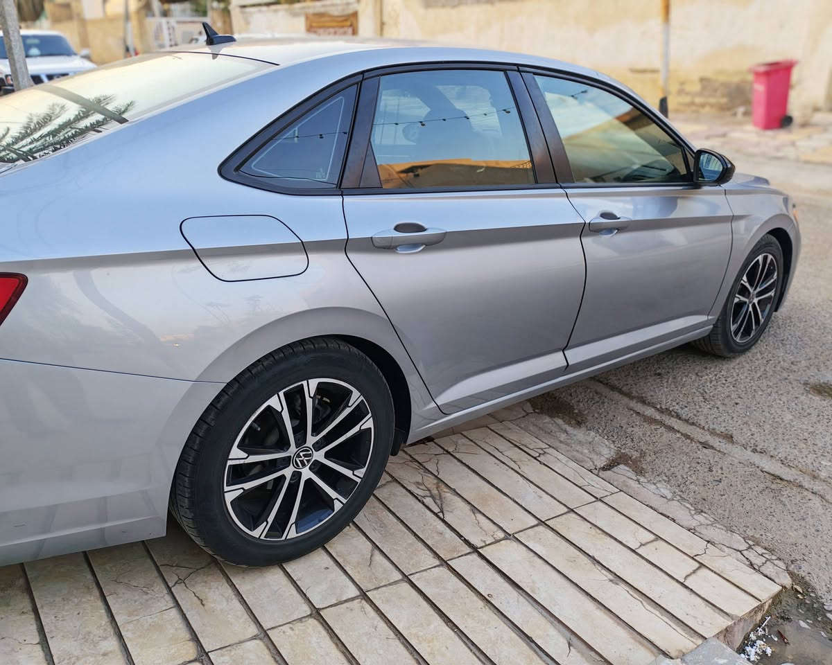🚘 للبيع Volkswagen Jetta 2022 🇺🇸
او مراوس بأطلس كروز 2024

🔹 الموديل:  Volkswagen Jetta Sport

🔹 سنة الصنع: 2022

🔹 المحرك: 1.5 Turbo بنزين

🔹 ناقل الحركة: أوتوماتيك

🔹 الدفع: أمامي FWD

🔹 رقم الشاصي VIN: 3VWBM7BU8NM023372

🔹 وارد أمريكي 🇺🇸

🔹 العداد: 46000 ميل 

🔹 السيارة حالياً جاهزة للاستخدام

✨ سيارة اقتصادية وعملية، محرك 1.5 تيربو وأداء ممتاز، ومناسبة للاستخدام اليومي والسفر.

رقم الماني معوقين بغداد بعد سنه ونص تصير حره وكالة عامة بأسم المشتري 

📌 الفحص متاح للجادين

📌 البيع للجادين فقط

💰 السعر: [14500$]

📞 للتواصل: [***********]

#Volkswagen #Jetta #Jetta2022 #فولكس_واكن #جيتا #سيارات_امريكية #سيارات_للبيع
