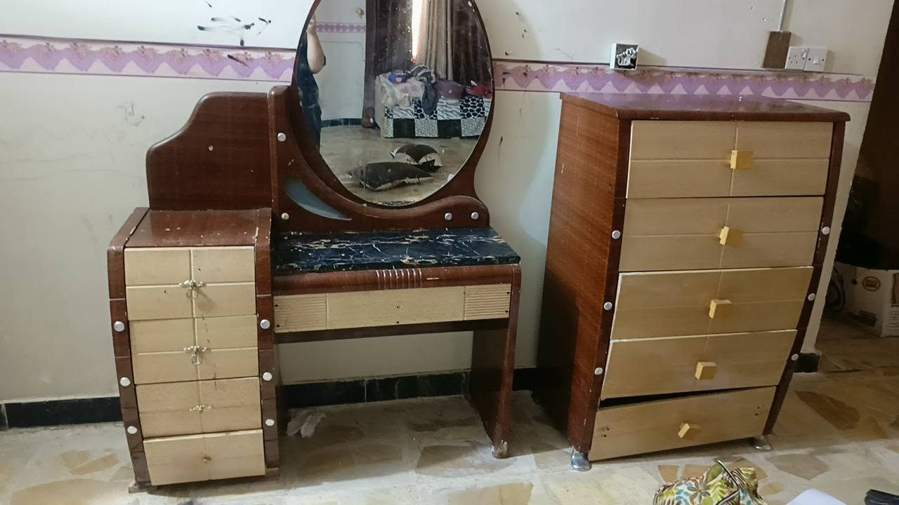 ميز تواليت نظيف و جرارات تحتاج إلى تصليح شويه اريدها ب 25 الف .  مكان تكريت للتواصل ***********
