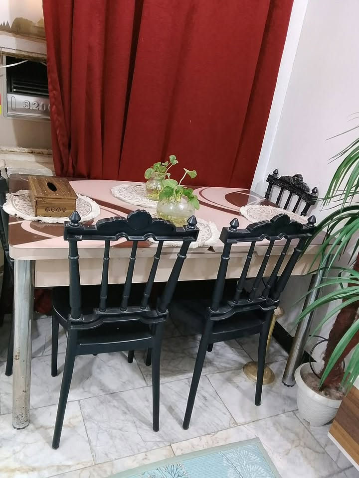 بلازما ٣٢ • ميز طعام • كراسي