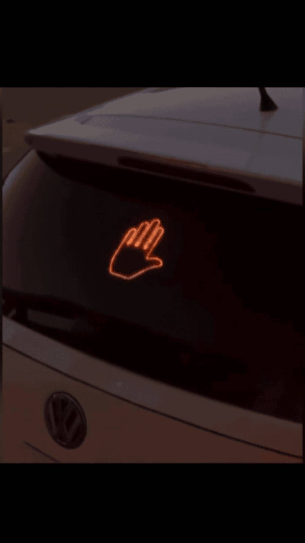 يوجد لدينا توصيل لجميع المحفظات العراق 📦🚖

نشرة إضاءة LED بإشارة اليد للسيارات – Fun Gesture Signal

الاستخدامات

تُستخدم لإرسال إشارات واضحة للسائقين خلفك أثناء القيادة، مثل: قف – انتبه – تهدئة – شكرًا وغيرها.

مناسبة للدراجات، السكوترات، والسيارات، لإضافة عنصر أمان ووضوح في الطرق المزدحمة.

فعّالة جدًا أثناء القيادة الليلية أو الأجواء الضبابية لزيادة الرؤية والتنبيه.

يمكن استخدامها كزينة أو إضاءة خلفية تفاعلية تضيف مظهرًا مميزًا للمركبة.

المميزات

تصميم على شكل كف LED مزود بعدد كبير من اللمبات ذات الإضاءة العالية والواضحة.

تحكم كامل عبر ريموت يمكنك من تغيير الإشارات المعروضة بضغطة زر.

مدى ريموت يصل حتى 25 مترًا للتحكم السهل أثناء القيادة.

عدة أوضاع للإشارة(رفع اليد – قف – تنبيه – تموج ضوئي…).

إضاءة قوية Super Bright LED مع استهلاك منخفض جدًا للطاقة.

يعمل بالبطاريات(3 بطاريات AA) بدون أسلاك معقدة.

لاصقات خلفية قوية لتثبيت النشرة بسهولة على زجاج السيارة أو أي سطح أملس.

منفذ Micro USB للصيانة.

هيكل بلاستيكي قوي مقاوم للكسر والخدش.

مناسب لجميع المركبات ولا يحتاج أي تجهيزات كهربائية.

أبعاد الغلاف: 11 × 3 × 17 سم.

محتويات الصندوق

لوحة LED على شكل كف.

جهاز التحكم (الريموت).

3 لاصقات للتثبيت.

غطاء بطارية خلفي.

دليل الاستخدام.

الملاحظات

يعمل على 3 بطاريات AA (غير مرفقة).

يفضّل تنظيف السطح قبل التثبيت للحصول على أفضل تماسك.

لا تُلصق اللوحة على الأسطح شديدة البرودة كما ذُكر في دليل التشغيل.
