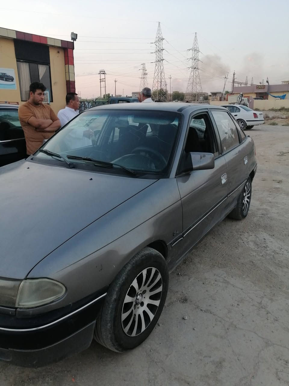 السلام عليكم يتوفر في معرض العريج استرا للبيع السياره تجي تشوفها كدام العين كير ومحرك شرط حجم 16 السياره موديل 91 للتواصل *********** /***********
