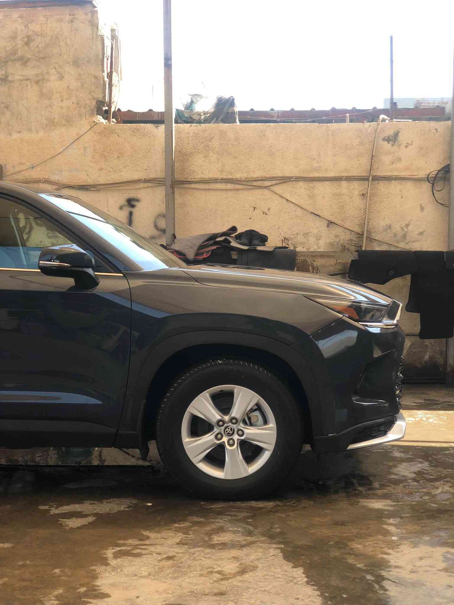 تويوتا جراند هايلاندر LE زيرو 2025 (Grand Highlander LE Hybrid)
سيارة عائلية فخمة وعملية جداً بحالة الزيرو تماماً (ماشي أقل من 1,000 ميل فقط)، مجهزة بالكامل ومحولة وجهية بلاتينيوم مميزة!

⚙️ المواصفات الأساسية لفئة LE:  

 الموديل: 2025  

 المحرك: 2.5L هايبرد (AWD) – اقتصادي جداً بالبنزين وقوي.  

 المسافة المقطوعة: أقل من 1,000 ميل فقط (زيرو).  

 المقاعد: 3 صفوف يتسع لـ 8 ركاب (مقاعد مخمل فاخرة مع تحكم كهربائي لمقعد السائق 8 اتجاهات).  

 الشاشات والتقنيات:  

 شاشة عرض لمسية مركزية كبيرة 12.3 إنش تدعم Apple CarPlay و Android Auto (وايرليس بدون واير).  

 شاشة معلومات دجتل للسائق (MID) بحجم 7 إنش.

 7 منافذ شحن USB-C موزعة على كل الصفوف.

 التكييف: أوتوماتيكي ثلاثي المناطق (Tri-Zone) مع تحكم منفصل للمقاعد الخلفية.  

 الباب الخلفي: الصندوق ينفتح ويغلق كهربائياً (Power Liftgate).  

 الويلات: ألمنيوم قياس 18 إنش.  

 أنظمة الأمان (Toyota Safety Sense 3.0): رادار أمامي، تحديد وتتبع المسار، مثبت سرعة متكيف، نظام مراقبة النقطة الكوراء (BSM)، وتنبيه المرور الخلفي (RCTA).  

✨ التعديلات والإضافات:  

 الوجهية: تحويل الدعامية الأمامية بالكامل مع اللحية والنيكلات إلى فئة البلاتينيوم (Platinum) لمظهر أفخم وأقوى.  

 الكشافات: شد كشافات ضباب أماميّة جديدة (فوق لايتس / Fog Lights).  

🛠️ تفاصيل الحادث والتصليح (بكل أمانة وشفافية):

 البنيد: تبديل بنيد تجاري، مصبوغ صباغ درجة أولى ومسوي له بولش كامل.  

 الدعامية: صبغ درجة أولى ومحولة لبلاتينيوم.  

 التلميع: بولش وتعديل للأماكن اللي كان بيها جلغات بسيطة ورجعت نظيفة.  

⚠️ ملاحظات بسيطة جداً:

 طخة كلش خفيفة بالباب.

 جلغة بسيطة بالكاملوغ تطلع وتختفي بالبولش (مو فد شي مؤذي نهائياً).

📋 شرط الفحص:

المحرك، الجير، الهايبرد، الأيرباجات، الشاسي، والكهربائيات بشرط الفحص الكامل في أي مكان تعجبك.

📍 المكان: [المحمودية / بغداد]

💰 السعر المطلوب: [ ورقة 330]

📞 للتواصل والاستفسار: [***********]

