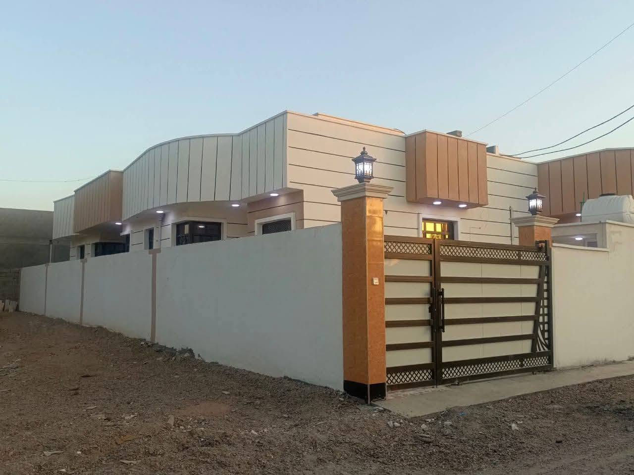 دار للبيع بناء حديث صفر غير مسكون.

العنوان الرمادي شارع 40 قرب جامع النور .

المساحة الكلية 260 م.

نوع البناء حجر ، شرط درجة اولى .

دار متكامل من الكهربائيات و السخانات...الخ .

جنس العقار طابو زراعي تحويل مباشر سند 25 فسفوري ، شرط وكالة ثاني يوم بالتحويل.

دار بناء حديث صفر غير مسكون.

يتكون من استقبال و صالة و مطبخ و غرف نوم عدد 2 و مجموعة صحيات داخلية وخارجية وكراج و ترك خلف البيت .

شارع 8 م.

كافة الخدمات متوفره من ماء وكهرباء وتبليط.

منطقة سكنية متكاملة تتميز بالهدوء والاستقرار.

جميع المدارس متوفرة ابتدائية ومتوسطة واعدادية.

#السعر 135 مليون وقابل للتفاوض.

ـــــــــــــــــــــــــــــــــــــــــــــــــــــ
***********عبدالرحمن
