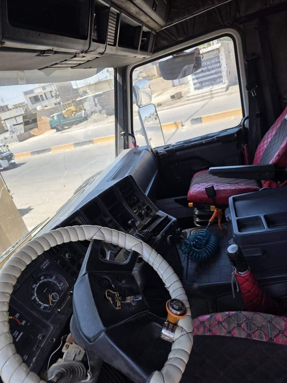 السلام عليكم 
سكانيا سنكل موديل 1995 
سنكل عضله
تبريد بلادي
مكينه 143 06
سنويه لل 26
رقم بصره الماني
لاتنقيص ولاتبخير جديده 
تايرات نص عمر سياره جديده
كير 5×5 
مكان سياحي بغداد 
***********
السعر 150 وبيها مجال
