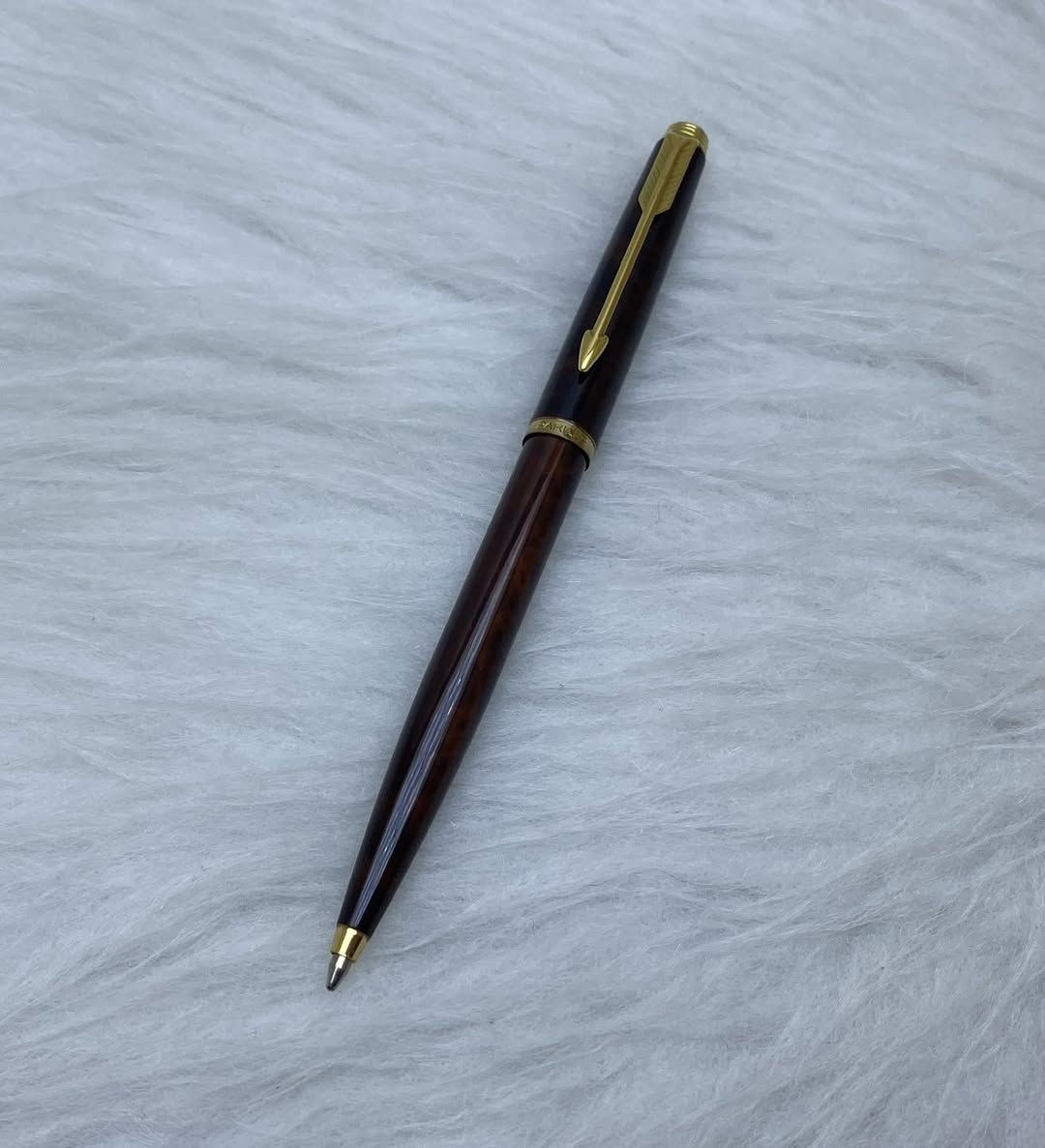 PARKER(75)
 قلم  باركر  ٧٥
جاف 
فرنسي المنشأ اصلي 
حجري 
نقشة مميزة 
جنكال + حلقات طلاء ذهب 
حجم الخط M
انتاج سنة الثمانينات 
جديد غير مستخدم  
مع العلبة و الكرنتي
للاستفسار المراسله على الواتساب او الاتصال بالرقم  *********** 
يوجد خدمة توصيل داخل بغداد و محافظات⁩ #بغداد #محافظات⁩
