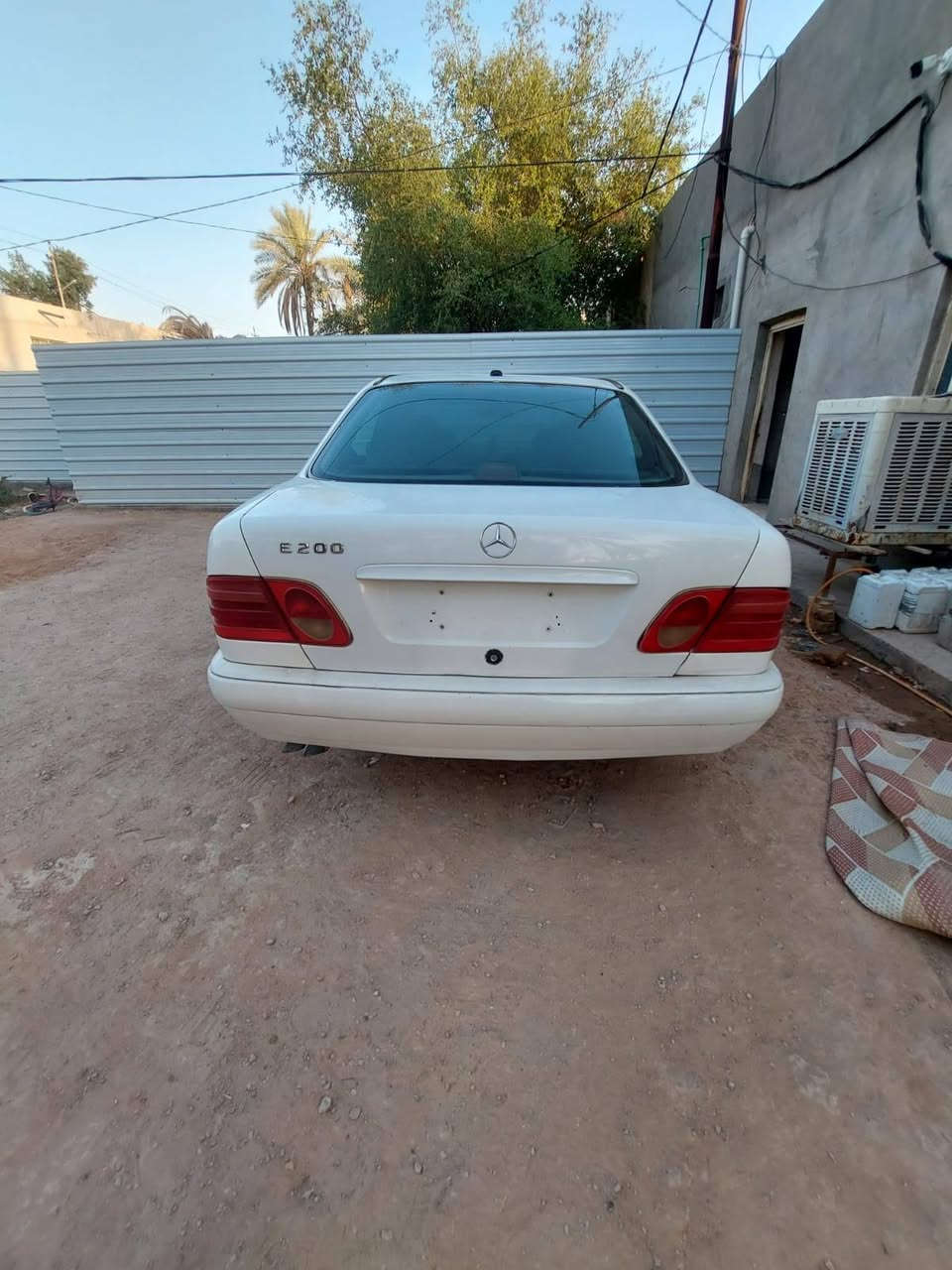 مرسدس ام عيون
على وضع الشركة 
بصمة تشغيل
موديل 1997 ابيض رقم اربيل  سعرها ٦٠ ورقة ***********
محرك 4 سلندر خراطيم اقتصادي
صبغ حزام مكفوله من ضربه قويه بيه شخط بالباب الخلفي السايق
تبريد امامي خلفي + ثلاجه 
منظومة زنون
