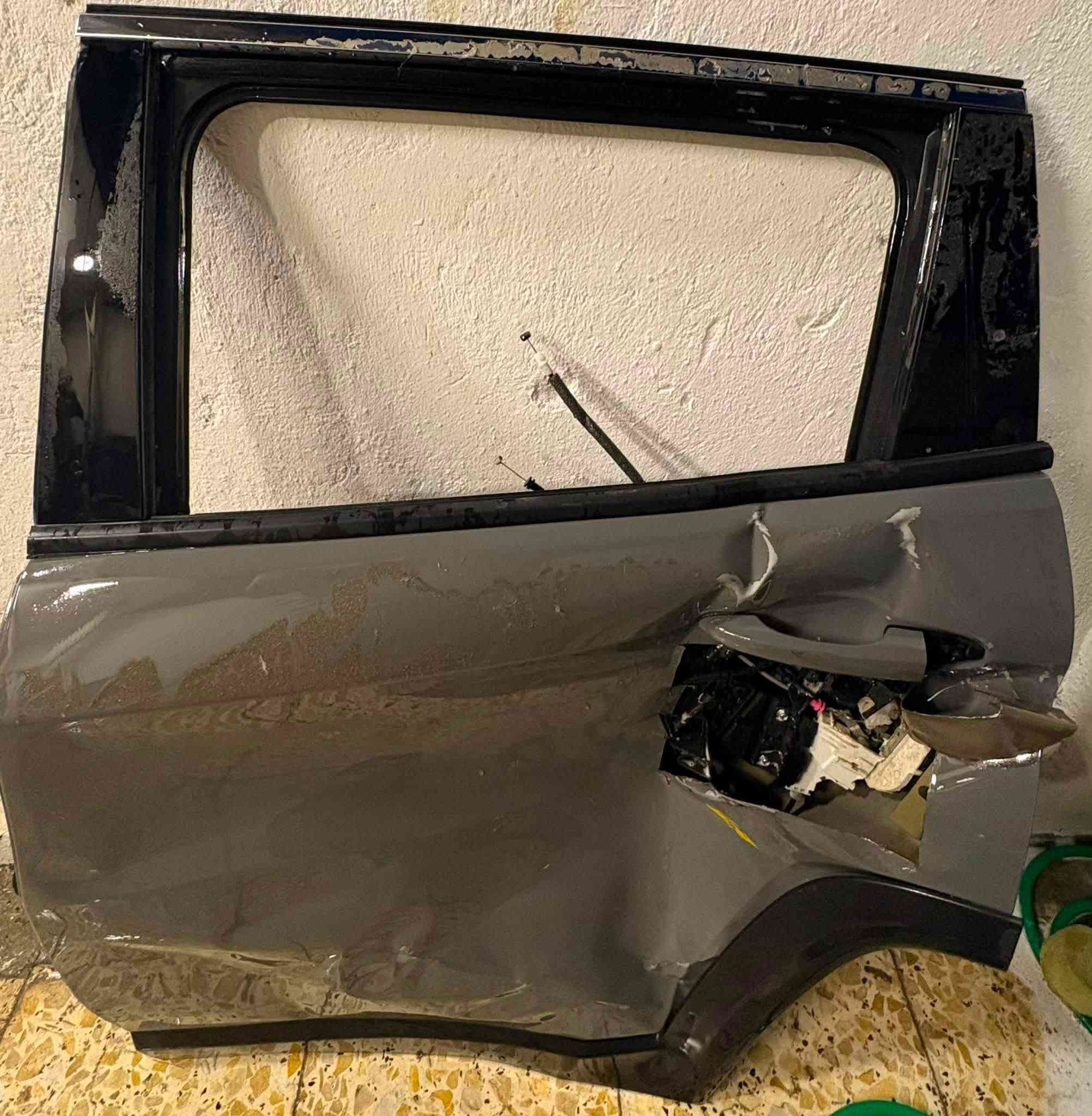 باب جيب كومباس
السلام عليكم عندي هاي باب كومباس اسمنتي خلفي ايسر ( خلف السايق ) مثل ما موضح بالصور للي تفيدة اغراضها السعر ١٠٠ الف
مكاني بغداد الغزالية للاتصال ***********

