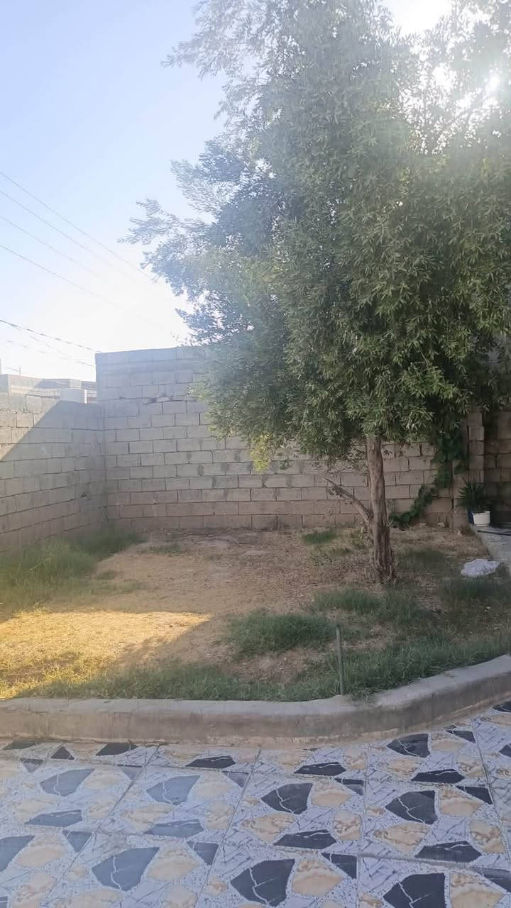 السلام عليكم دار للبيع في جلولاء دور الضباط 
المساحه 300متر 
عدد الغرف 2 ومطبخ واستقبال 
حوش وحديقه 
للتواصل ع الرقم***********
