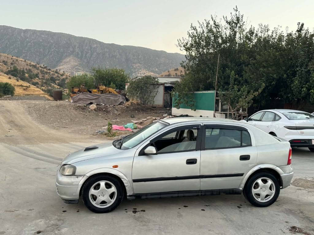 ‎گۆرینە وە فرۆشتن هە مووگیانی بە شە رتە‎ أربيل, العراق

نص مكتوب في الصور:
- مؤدیل ٢٠٠٢ گیرو مە کينه بە شەرتى فیتە ر كاری بەى هەموى مە زبوته موسو براوە داخمو ليدران بە شەرت سە يارە كة ئة واليە تة رة قامى داخترة وه سة يارە كة ٢٥٠ دينار مە سروفى تيدانيه پيشو پشت تونده سحر ٢٣ مە جال گؤرينة واش دة كة م