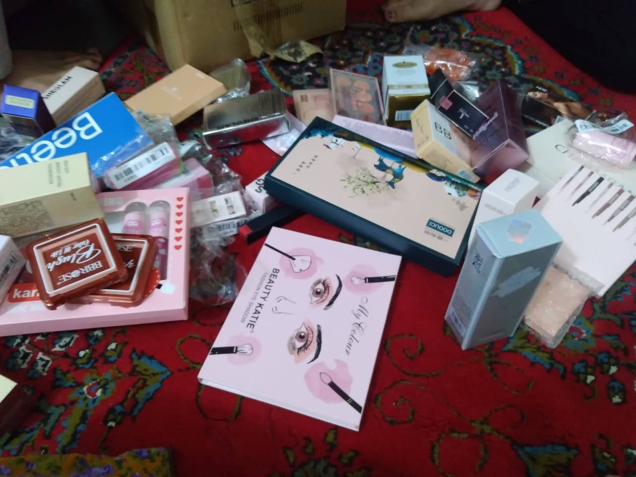 توفر عدنه مكياج شيكلام ماركه ب اسعار جدا مناسبه للتواصل ع واتساب ***********
