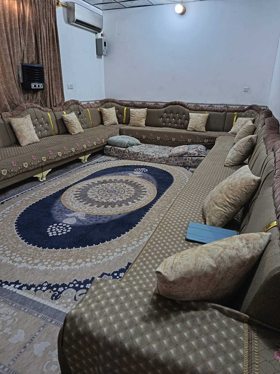 السلام عليكم بيت للبيع 150 متر مربع 10×15
غرفتين وصالة واستقبال وصحيات داخلية وخارجية الاساس صب السقف عگادة شارع المطار القديم مقابل جامع ام البنين القبة الذهبية السعر 45 للاستفسار 
***********
