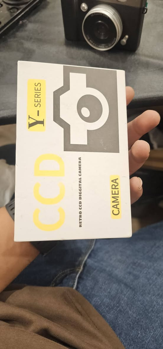 كاميرا تصوير 
شاشة IPS قياس 2.4 إنچ تنقلب 180° للسيلفي.
أوتوفوكس.
فلاش LED بسيط.
بطارية 850mAh.
شحن Type‑C.
تدعم MicroSD لحد 256GB.
بيها فلاتر وتأثير Retro.
الصور JPG 

للتواصل واتساب ***********

