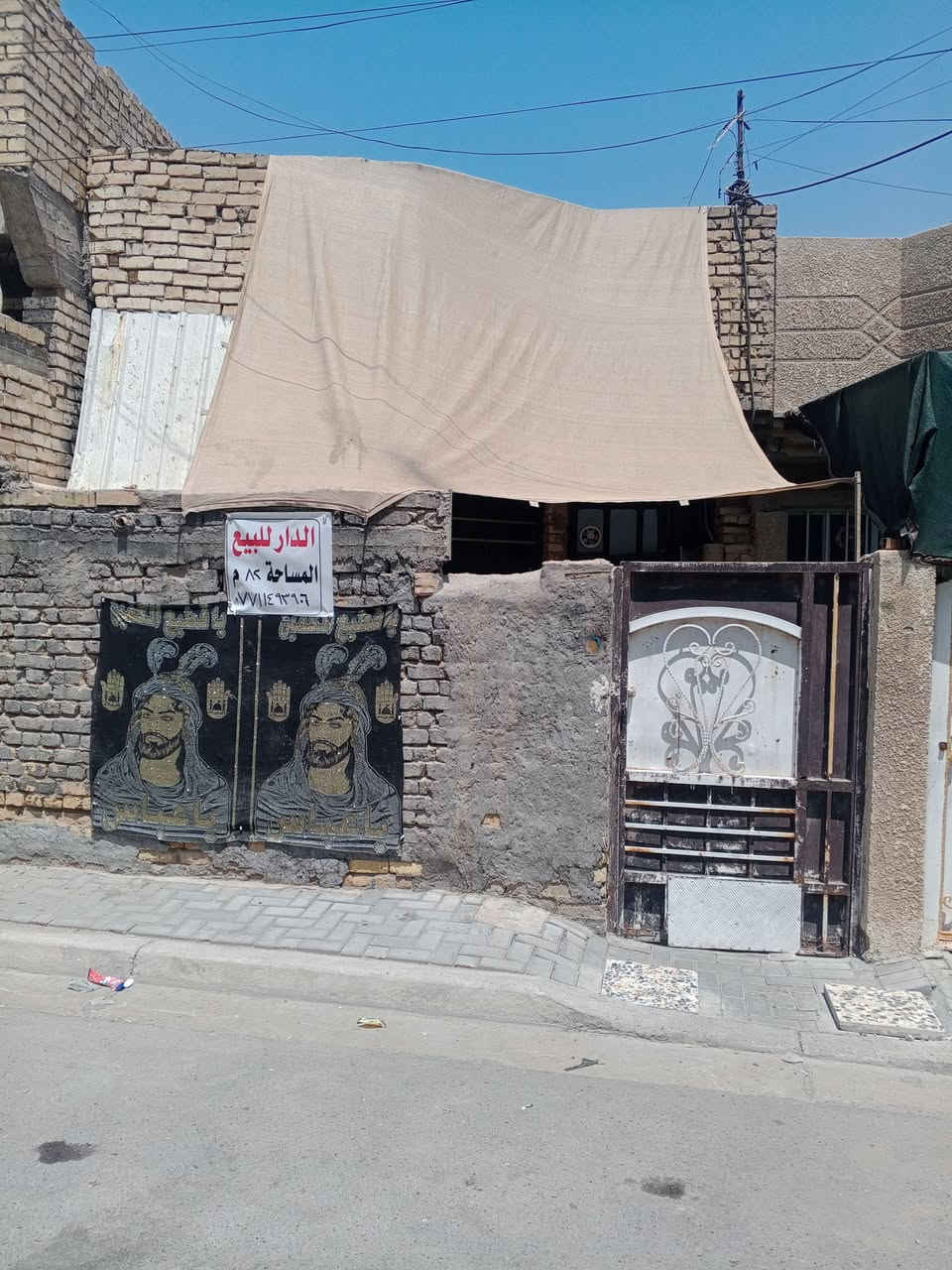 السلام عليكم بيت للبيع
نزال 16 واجها 5 وربع 
يحتوي على استقبال وغرفة وصالة ومطبخ صغير وطرمة وصحيات كاملة وسطحين 
مكانه حي السفير بظهر كهوة جاكي قريب على الشماعية 
للاستفسار الاتصال ***********
و واتساب
