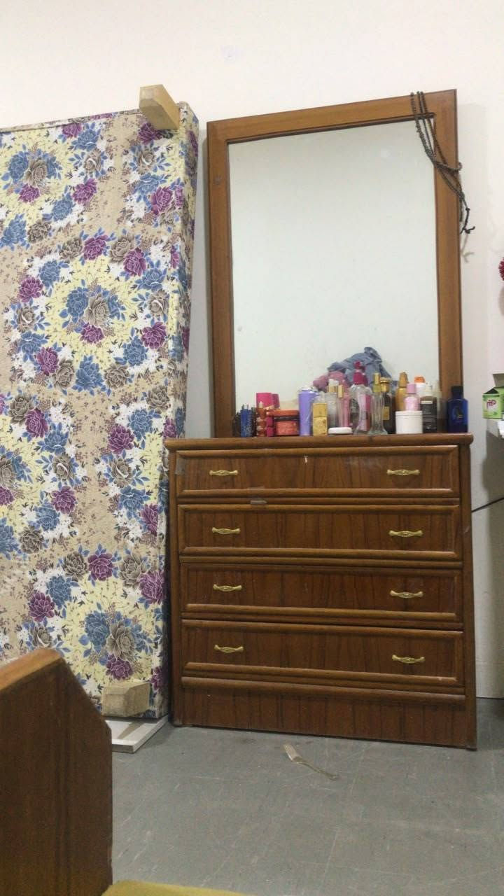 غرفه خشب عراقي تكمه ميه بالميه كنتور ٣ باب وياه ملحق مالته بس مشادته جربايه نفر ونص والميز تواليت للبيع ب ٢٥٠ وبيها مجال للشراي ***********
