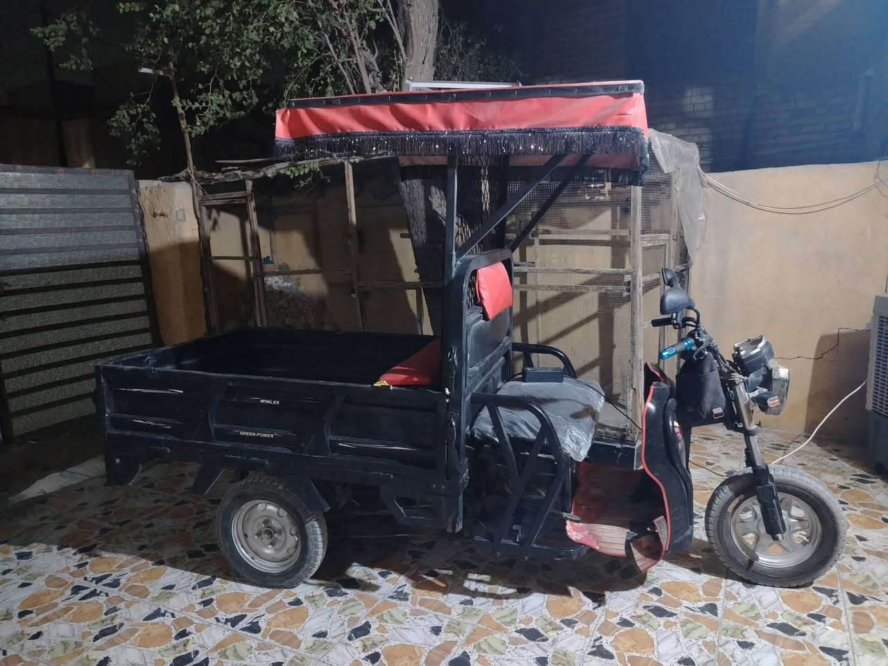 السلام عليكم ستوته شحن للبيع خمس بطاريات جدد صار شهر من شادهن تخم تاير جديد كامله من كلشي بس الاشاير ولبك لايت مايشتغلن دبلات امامي ضعيفات السعر ٧٥٠ مراجعت الصفحه واو لاتصال *********** مكاني بغداد سبع البور
