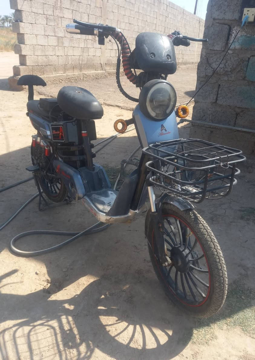 دراجه للبيع
بطاريات نص عمر يمشن 5 كيلوات الشحنه 

تايرات جدد كهربائيات خير من الله 

المكان التاجي الكويتي  ***********
السعر ١٨٠ بي مجال بسيط
