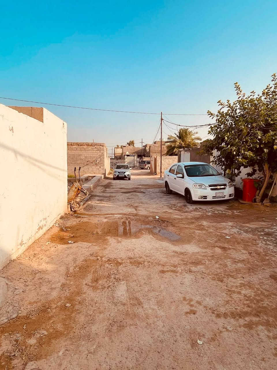 السلام عليكم دار للبيع مساحه 200 بيع مستعجل يحتوي على غرفتين نوم صاله مطبخ ستقبال العنوان الكوفه البراكيه خلف جامع الخزاعل قريب ع شارع العام طابو زراعي سند 25 مرقم بلديه وكامله معاملته  قرار محكمه كافه الخدمات محولات كهرباء جديده شارع 10 متر للاستفسار *********** السعر 35 مليون بي مجال قليل
