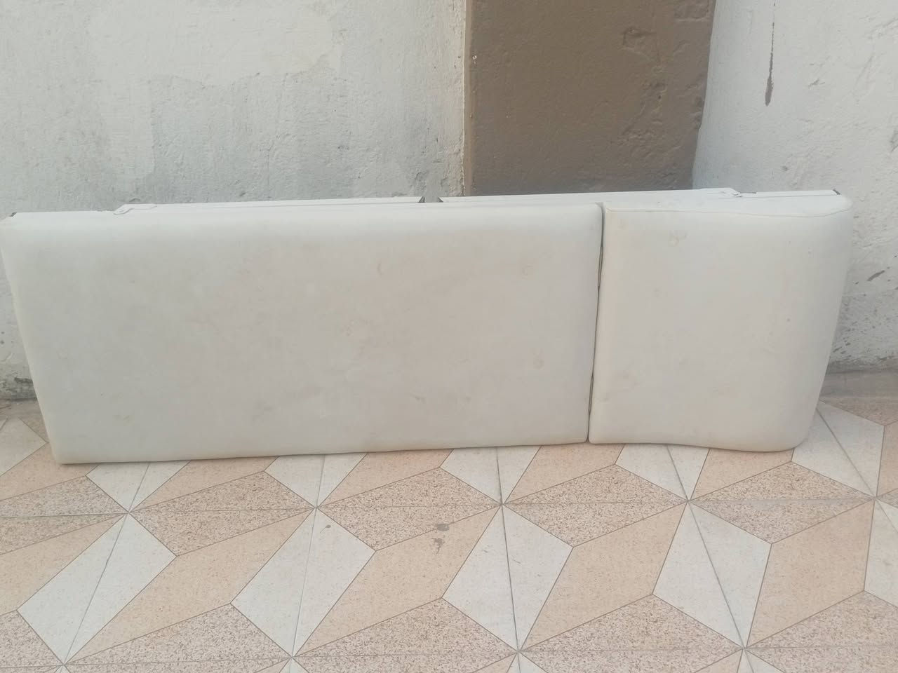 كرسي اكريلك وسديه المكان نجف الاشرف حي مهندسين
