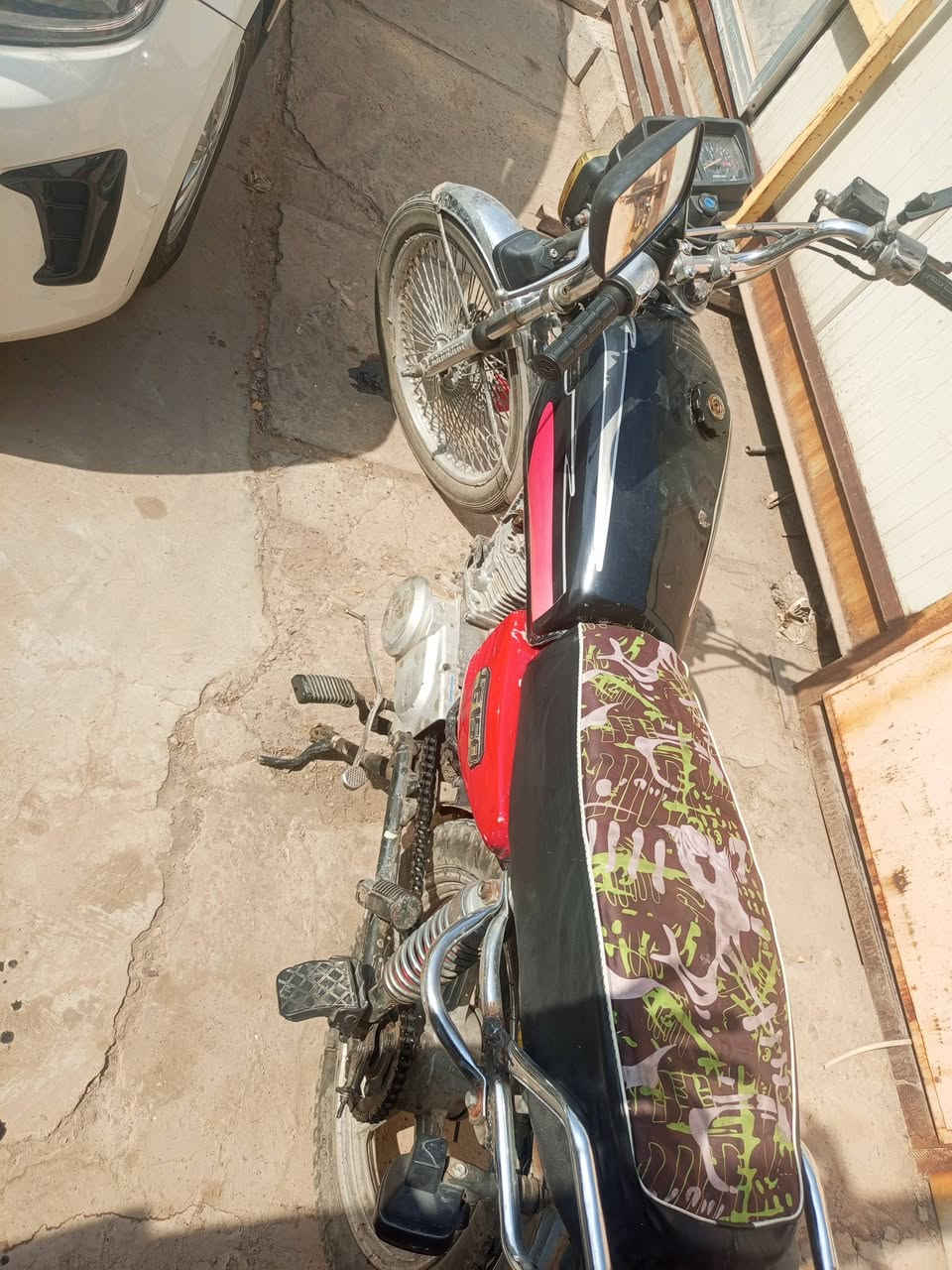 سولنك موديل 22 نضيفة شغالة كل نقص ما بيها خير من الله كابريتر رياضي و صالنصة رياضي 4 كير
زنجيل جديد 
مرايات جديد 
دهن مبدل جديد 
فلتر بانزين جديد 
سويجين 
دسك امامي جديد 
كلتش ما خلصان بعده 
دراجه مسوي الها ادامه قبل اسبوع خير من الله تجي تشغل وتطلع 
نقص بس دشبول ما يشتغل و دواسة يمين مكسورة 
عنواني بغداد التاجي . وتساب ***********
