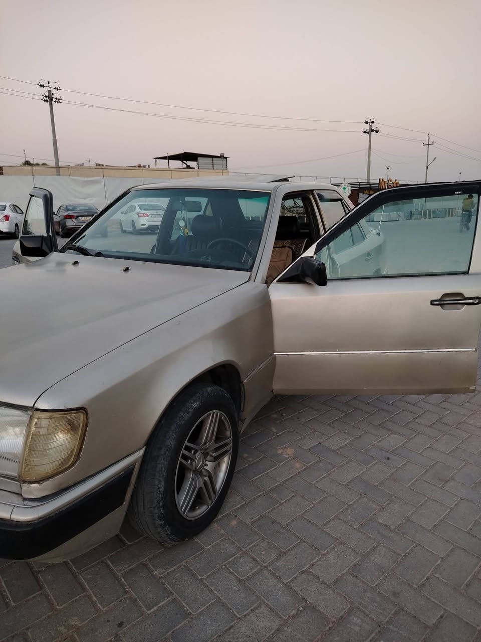 سەرتا بەناوی خوا
مارسیدز بێنز E300
مودیل 1992
ئارمی سۆران بەشەرتی ئارم و ئەولیات و مالی مەدەنیو هەمو شەتیک هەمو کوردستانی پێ بکە 
گیڕ و مەکینەی بەتە دوو نیوی کەم مەسروف 
گیر و مەکینەو ئەکسلی بەشەرتی 100فیتەر 
دەعم و لیدراوی هیج نیە 
فول مواسەفاتی 
جامی کارەبای 
ناو رەشە
ناوی جلدە 
کۆشینی جلدە
کۆشینی کارەبایە مەزبوتە ئیش ئەکات 
سلایتە 
ئەیبی ئیسە 
تەبریت ساردو گەرمی بەشەرتە
ئاریاڵە  
جوار ویلی بیلادی ماسیدزی لەسەر 
کامل گێجی ئیش دەکات جگە لە کیلۆ مەترەکە
کارەبای هەمو گیانی بەشەرتە 
تەنانەت کڵۆبی سەر رەقەمەکەیش بەشەرت 
قوفل مەرکەزیە سنوقەکەیش قوفل ئەکات 
سەماعەو تەجیلیکی دەرەجە یەکی لەسەرە
تەقەو رەقەی بەشەرت یەک چەرکەی تیا نیە 
سەپیری تیایە 
بۆ دیناریک مەسروف مەگەری 
ماڵی دۆستە 
سعری 31گڵاو مەعامەلەیە کەم 
*********** شۆین کلار

تێبینی گۆرینەوەم نیە لە گەڵ هیج سیارەیەکا تەنها فەرۆشتنە
