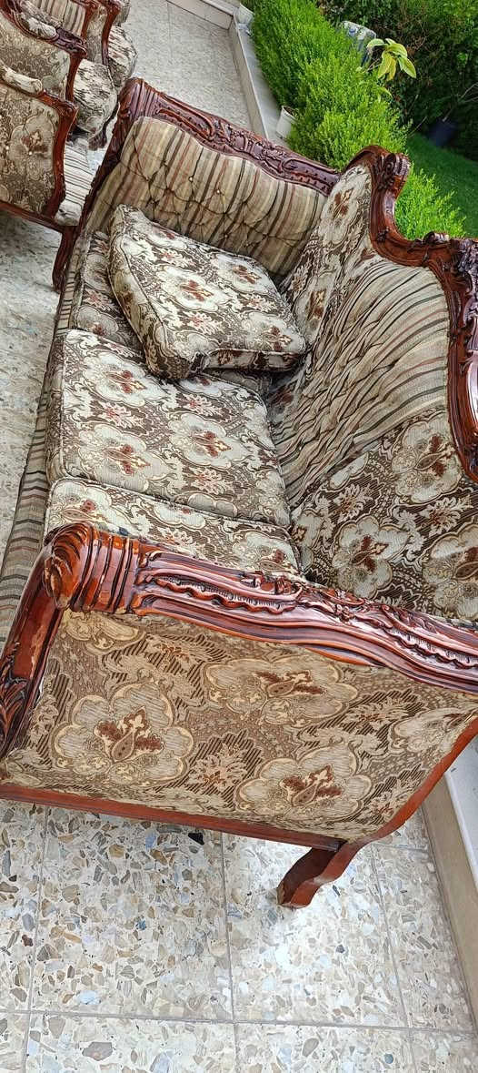 قنفات 7 مقاعد صاج 
ميز طعام صاج بورمي
 مكان بغداد زيونة 
***********
