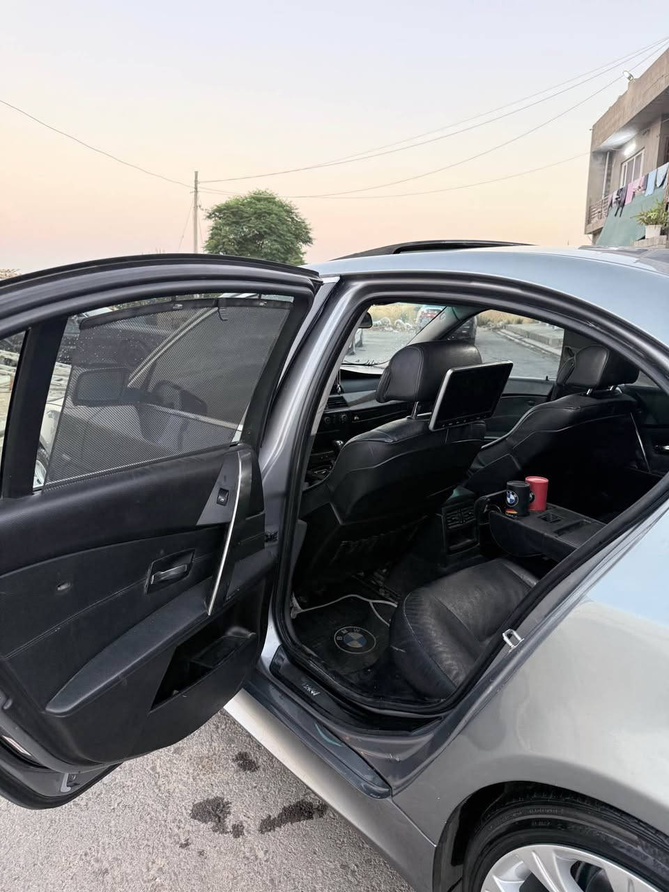 Bmw E60جاوبرۆ 
مۆدێل 2005قەپات مواسەفات مەنەفێست ئەسلی خەرامە بەشەرت بێ لێدان عام نیە عیزام نیە 
٤تایەی ویلای نوێ لە ژێرە کارەبای بەشەرت گێر و مەکینە بەشەرت تەقەو رەقە بە شەرت تەبریت  سارد و گەرم بەشەرت لەگەل سویج  کوشین جلد و هیتەر کارەبای 24عەرکە ئاوێنە شەفت و کارەبای    
گۆرینەوەش دەکەم بەشتێک کە بەدلم بێت 
شوێن هه ولێر  سەحری 90  مەجالێکی برایانە 
ژەمارە  تەلەفۆن   *********** أربيل, العراق
