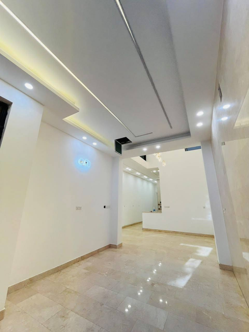 دار  البيع 🏠
المساحه 100متر
📍بغداد حي جهاد
 (خارجيه الاطباء)
يحتوي دار ع مدخلين
  طابق ارضي 
{صاله+مطبخ+منور+غرفه نوم+خدمات 🚾
وخدمات🚾 خارجيه الضيوف}
------------------------
طابق ثاني 
يحتوي ع
 2غرف نوم
حولي
خدمات🚾
---------------------
طابق ثالث 
غرفه نوم
بيتونه 
سطح
----------------
سعر جدآ 💰مناسب
الاستفسار اتصل📞 واتساب
رقم ***********
صادق ابو محمد

