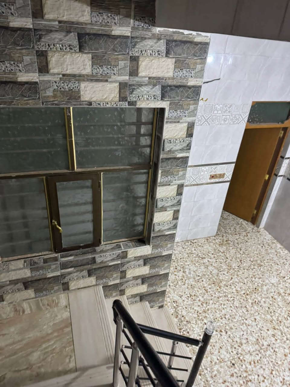 بيت للإيجار حي الوفاء قرب مدرسه جواد مغنيه ١٠٠ متر غرفه نوم وصاله فوك وغرفه وصاله ومطبخ واستقبال جوه كاشي سيراميك بناء كلش نضيف سعر الايجار ٤٥٠ شامل اجور الماء والكهرباء اتصال ***********
