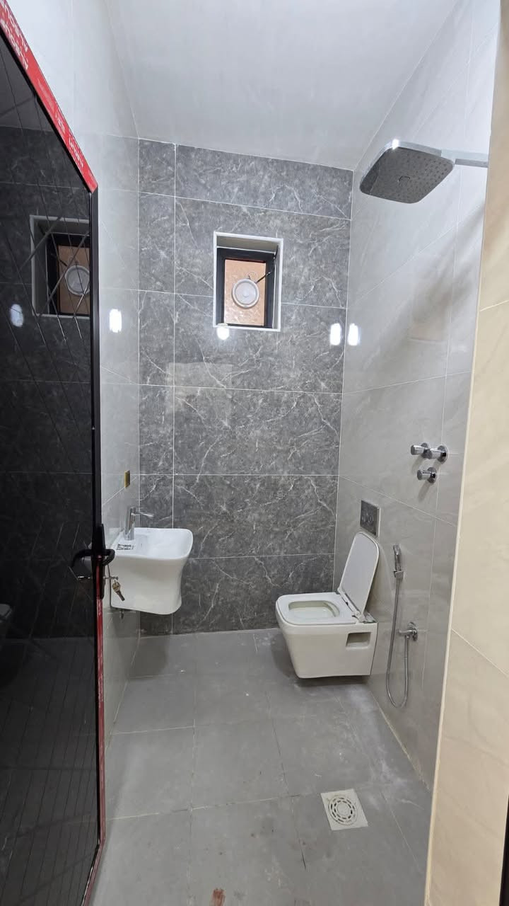 🏡 دار للبيع | حي البنوك – الضباط

🔥 فرصة مميزة لامتلاك دار ديلوكس زيرو وغير مسكون

📐 المساحة: 100 م²
📏 الواجهة: 5 م
📏 النزال: 20 م
🏗️ بناء 2026 – فول درجة أولى
✨ زيرو | غير مسكون | ديلوكس

🔹 تفاصيل الدار:
• مدخلين
• استقبال أنيق
• مطبخ حار وبارد
• 3 غرف نوم ماستر
• تشطيبات راقية وعصرية
• جاهزة للسكن
• حولي خدمات
• موقع مميز جداً

📍 العنوان: حي البنوك – الضباط

💰 السعر: مناسب

📞 للاستفسار والتفاصيل:
***********

🏢 الماس للتطوير العقاري

نص مكتوب في الصور:
- منطقة البنوك الماس للتطوير العقاري متخصصون في عروض منطقة البنوك والمناطق المجاورة لها عروض مميزة لا تفوت الفرصة دور سكنية ايجارات وبيع فرص استثمارية مواقع مميزة خدمات متكاملة أمان وموثوقية *********** تواصل معنا الآن عقارك .. استثمار لمستقبلك