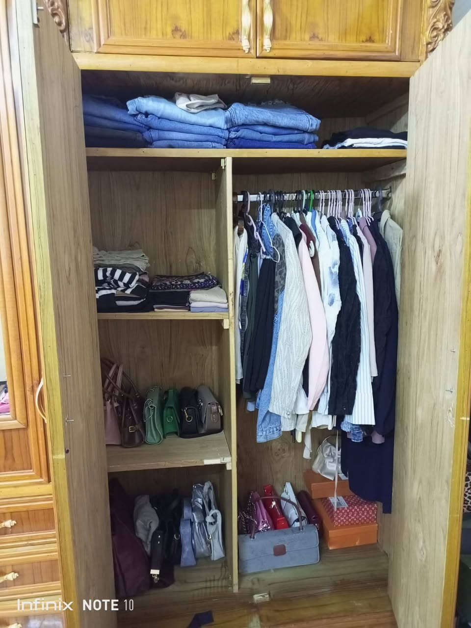 كنتور صاج عراقي 5 بيبان وملحق كلفني مليون واريده ب800 وبي مجال مستعجله علئ بيعته للتواصل واتساب عنواني الاعظمية  ***********

نص مكتوب في الصور:
- Infinix NOTE 10