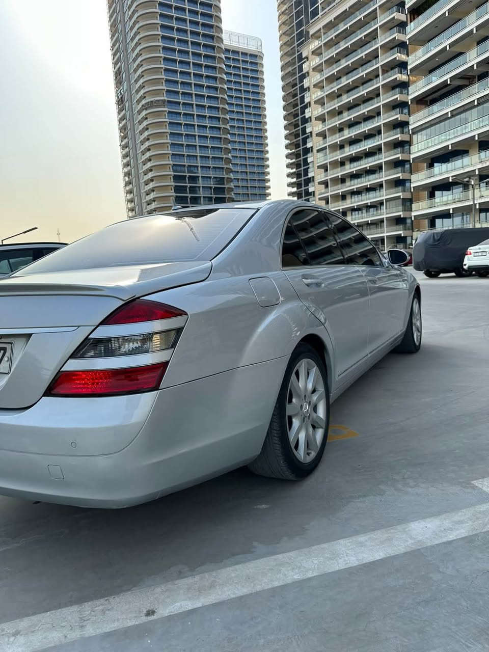 لعشاق الفخامة ( مارسيدس خليجي ) 
مارسدس / S 350 محرك مرغوب تنفس طبيعي , لارج باب طويل 
موديل 2008 
 ماشيه حقيقي (189 KM) 
الداخل اسود  
(السياره رقمة اربيل بسمي  وبيهه كتاب تضليل سنه ) سنوية ب اسمي تنتهي سنة 2029 
السياره حلوه وكامله ومال جناي . 

مواصفات السيارة ...
-محرك 6 سلندر تنفس طبيعي المرغوب ,  كير أوتو تعليک
-فتحه سقف 
-اربع ابواب بصمة
-شفتات ستيرن
-تبريد قطعتين
-شاشة اصلية بنظام تحويل بين الكار بلي والشاشة الاعتيادية
-مفتاحين تشغيل بصمة 
-باب طويلة , مقعد خلفي  رئاسي
-4 كشنات جلد تدفئه تبريد
-جكات رفع السيارة و أبواب شفط 4
-جنطه شفط , سايد بريك بصمة
-ناظور ليلي
-تلفون و ماوس
-بردات كهرباء 
-ستيرن كهرباء متحرك
-مقاعد كهرباء + تدفئة تبريد
-مري شفط وقلاب + أشاير
-3 وضعيات قيادة خزن ميموري
-سستم سماعات هارمن كاردون
-سيدي changer 
-حساسات امامي خلفي
-مثبت  ومحدد سرعة
-انارة الداخل والدشبول 
-ويل كب تو سايز أصلي نجمة حجم 20
-(وبعد بيها هواي مواصفات)
-السياره خليجي بدون صبغ 
والسياره كاملة والكمال ل لله وبدون اي نقص 
وبالعافيه ع الياخذها ..
السعر 200وبيها مجال بسيط 

مكان السيارة : بغداد المنصور 

رقم صاحب السيارة
 ***********
***********
الشيخ ابو غيث
