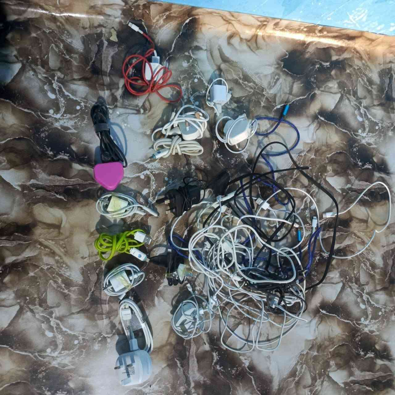 السلام عليكم شاحنات كابلات للبيع بهن ايفون وجالكسي وتايب سي حطوني بيه سعر موجوده بيع مفرد وكلهن وكلهن راسيني واتساب ***********
