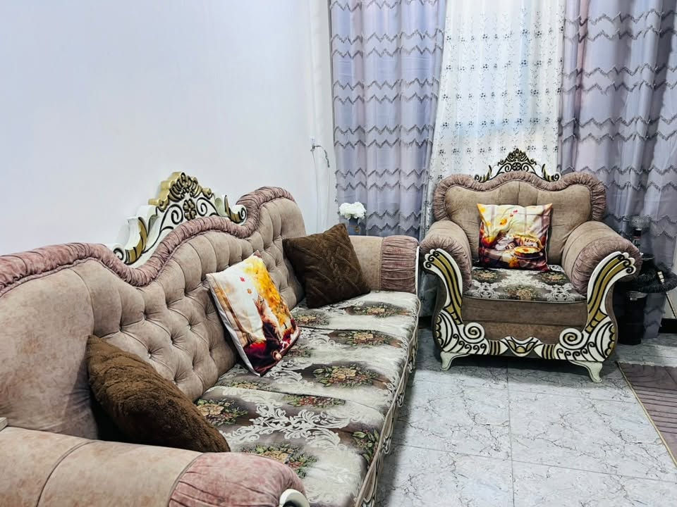 عندي هذا التخم عارضته للبيع ملكي اخو الجديد مبي اي خدش او كسر او سفنجه نازله ومثل مدتشوفون عرضته لان مكاني صغير ميكفي هو 10مقاعد

مكاني حي العامل الي يريد واتساب او يتصل ع هذا الرقم ***********
