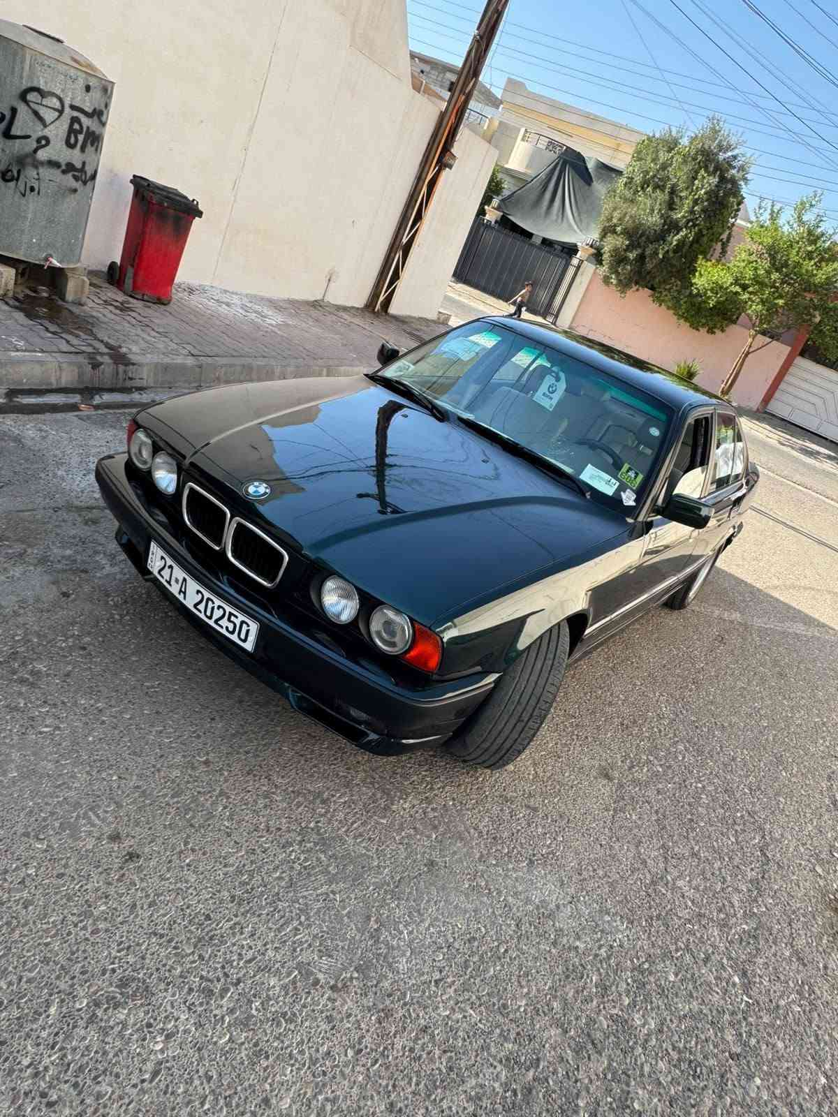 سلام عليكم للبيع BMW موديل ١٩٩٢
مكينه بلاد ٥٢٥ بلادي اوتوماتيك
رقم سليمانيه سنويه جديد دفتر بانزين بيها
صبغ عام جماليه بدون ظربه لون زيتوني 
بدون نقص سياره جديد
مكان كركوك بدون مراوسه فقط بيع 
***********
سعر ٧٥ بيها مجال بسيط
