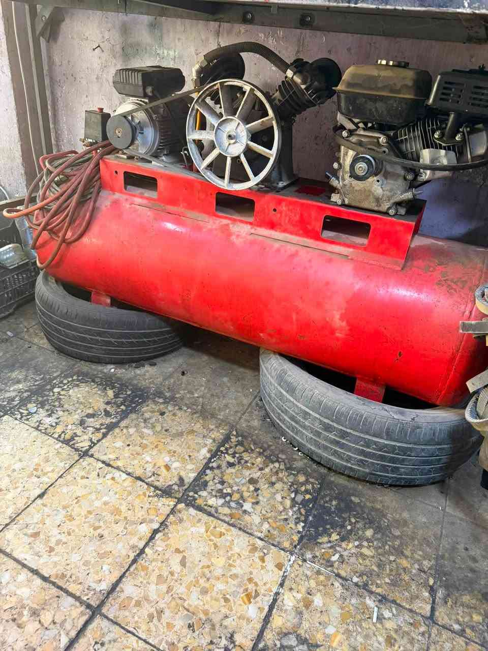 سلام عليكم كمبريسر جديد بانزين و كهرباء شغالات ثنينهن 250 لتر حقيقي سعر 350 نهايتهه مكان بغداد كريعات 
***********
