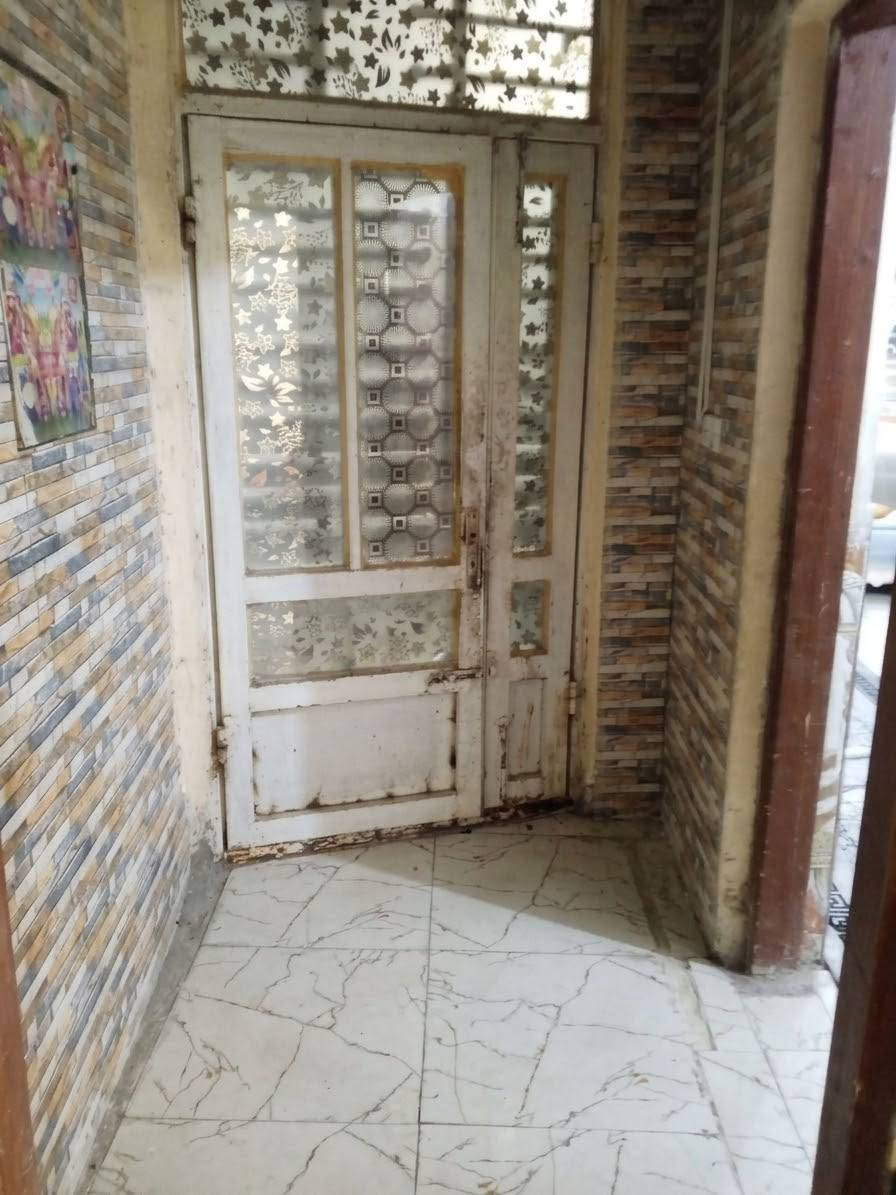 بيت طابو صرف للبيع سوق الشيوخ حي العسكري كلش قريب من مدرسة تونس ومدرسة الشهيد عبد الكريم النجم
مساحة 250 متر
غرفتين وديوانية وصاله وهول ومطبخ وصحيات داخلية وخارجية
خدمات كاملة ماي ومجاري وجاي يصبون بالشوارع ان شاء الله قريبًا تكمل تبليط وارصفه. 
للتواصل والاستفسار مراسلة الصفحة
أو واتساب ***********
