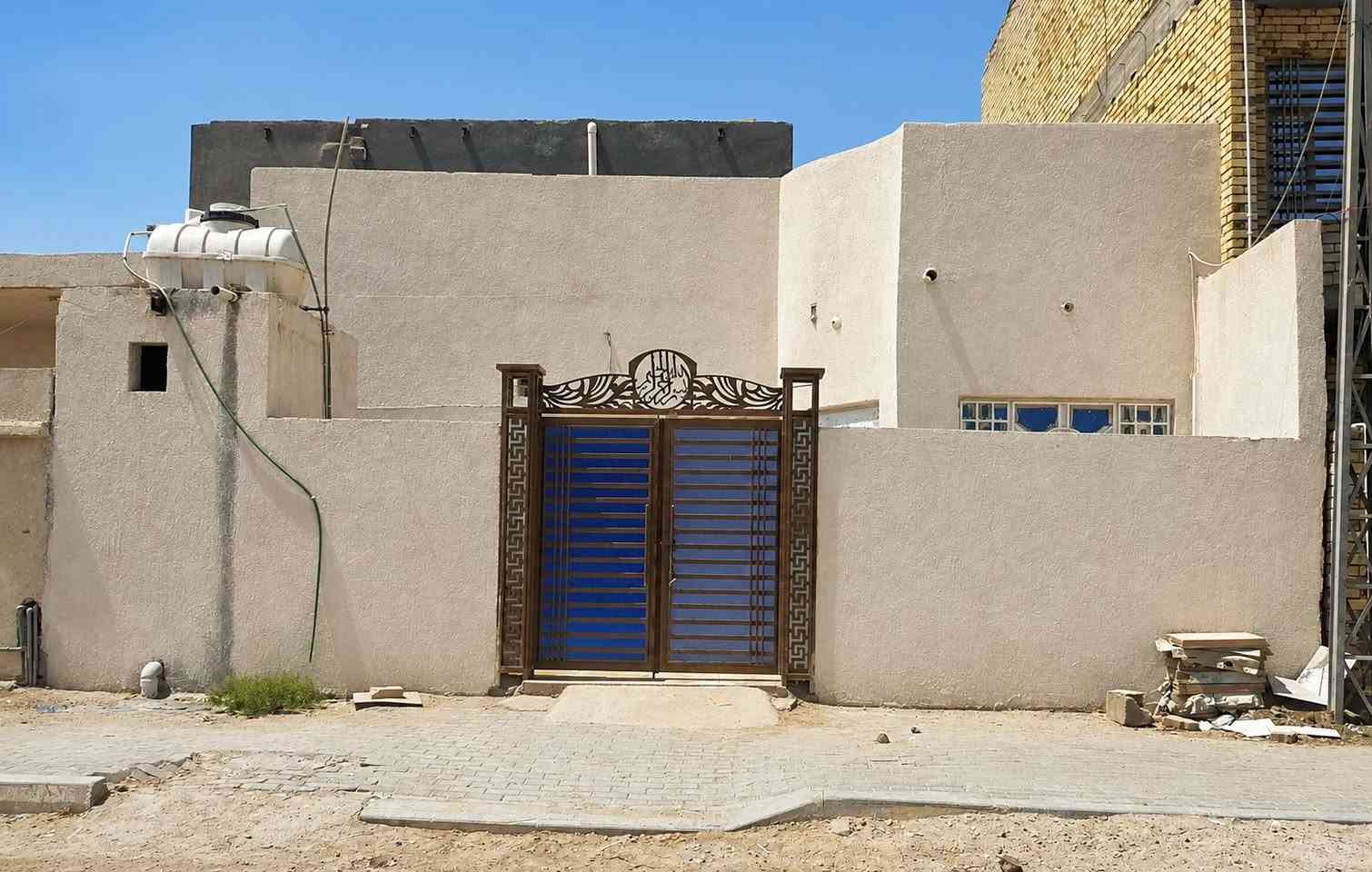 🏡 للبيع بيت سكني 

📍 الموقع: [حي السلام مقابل مدرسة صدئ الطف ]

📐 المساحة: [125 متر مربع] 

🏠 تفاصيل البيت:
طابق ارضي يحتوي علئ صاله واستقبال كبيره بالاضافه الئ مطبخ وغرفه نوم
الطابق الثاني يحتوي علئ صاله فقط

💰 السعر: [  50 مليون ] وقابل للتفاوض

📞 للاستفسار والتواصل:
مراسلة الصفحة أو الاتصال على ***********

🔑 فرصة ممتازة للسكن والاستثمار
